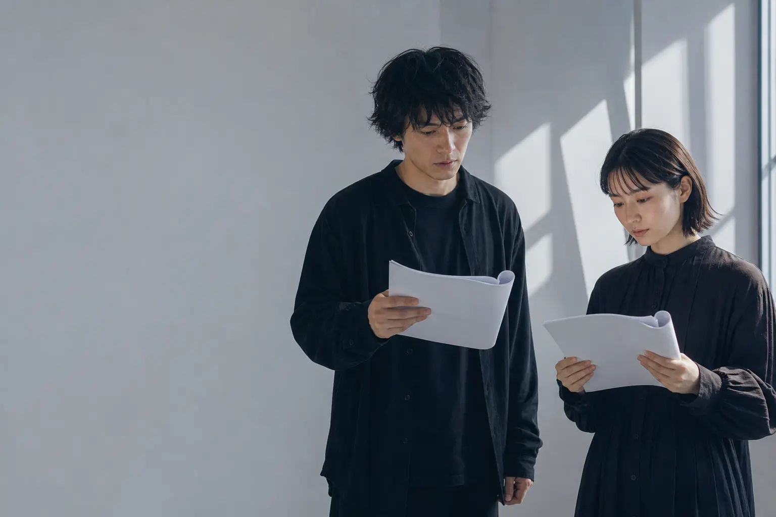 台本を読み合わせる俳優と女優