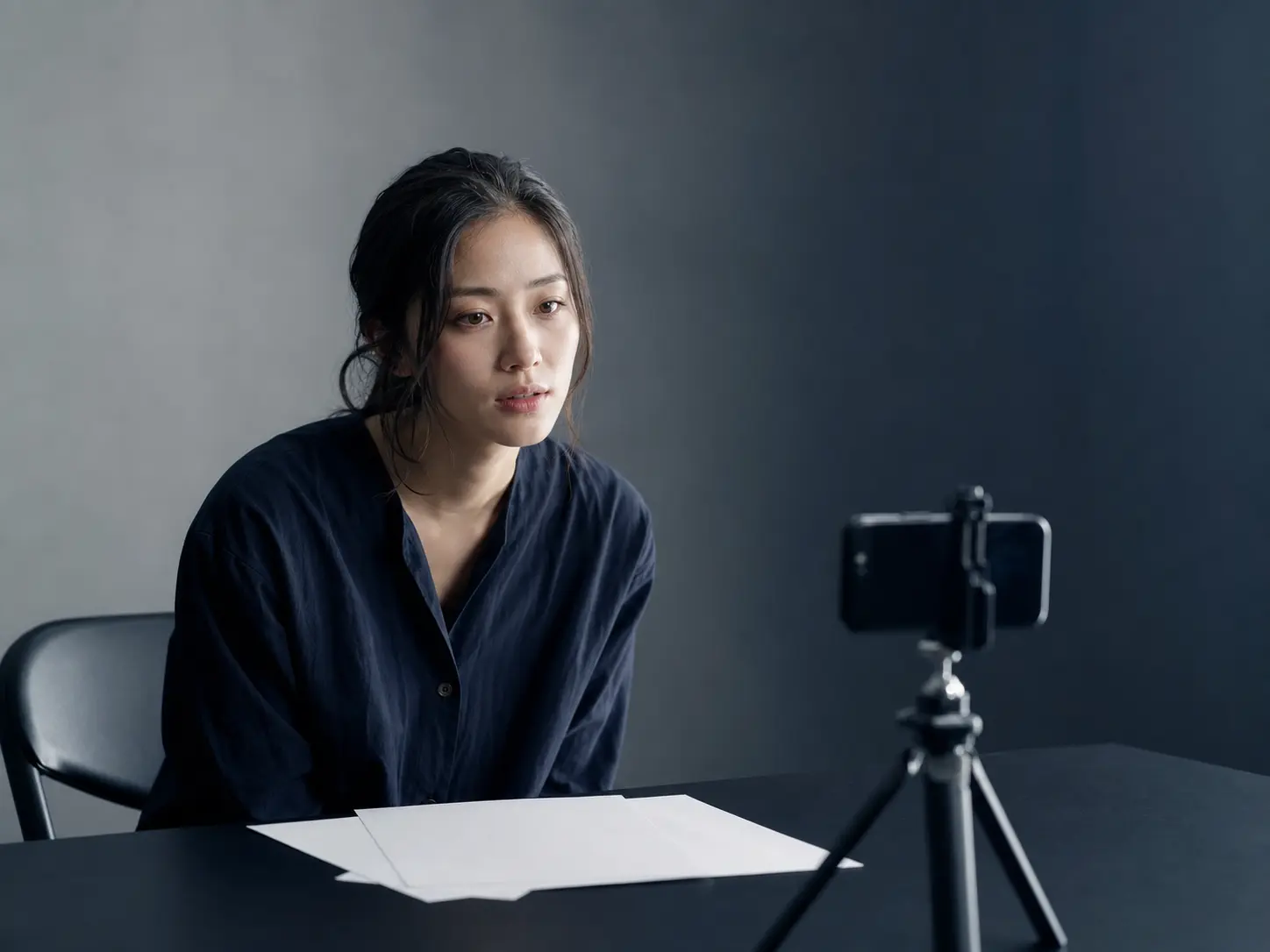 オンラインで演技を撮影する女優